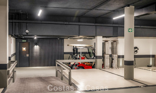 Apartamento moderno con carácter de villa en venta con vistas al mar en un complejo exclusivo en La Quinta, Marbella - Benahavís 794521 