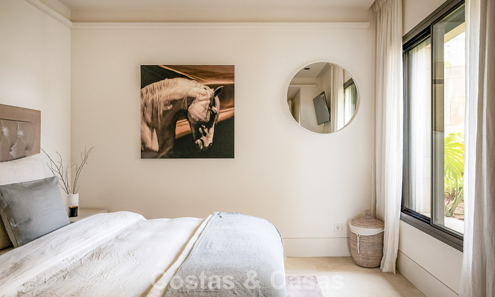 Apartamento moderno con carácter de villa en venta con vistas al mar en un complejo exclusivo en La Quinta, Marbella - Benahavís 794523