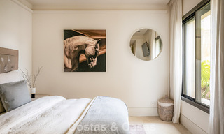 Apartamento moderno con carácter de villa en venta con vistas al mar en un complejo exclusivo en La Quinta, Marbella - Benahavís 794523 