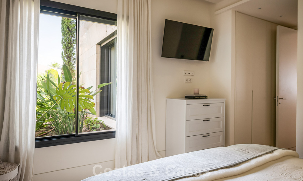 Apartamento moderno con carácter de villa en venta con vistas al mar en un complejo exclusivo en La Quinta, Marbella - Benahavís 794524