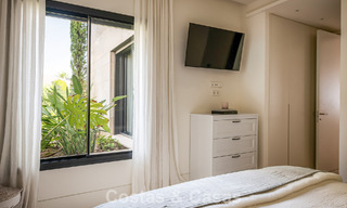 Apartamento moderno con carácter de villa en venta con vistas al mar en un complejo exclusivo en La Quinta, Marbella - Benahavís 794524 