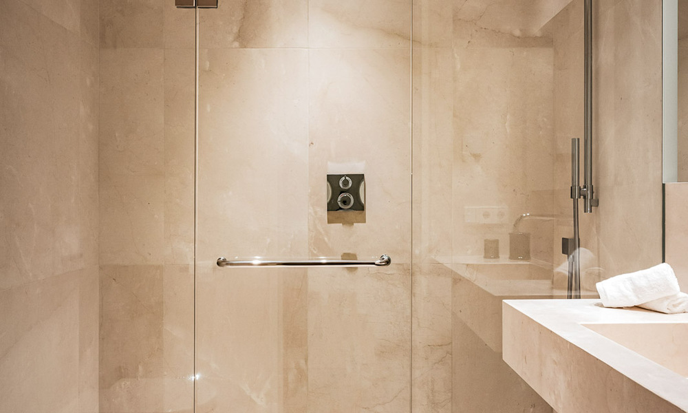 Apartamento moderno con carácter de villa en venta con vistas al mar en un complejo exclusivo en La Quinta, Marbella - Benahavís 794525