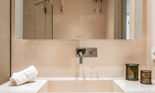 Apartamento moderno con carácter de villa en venta con vistas al mar en un complejo exclusivo en La Quinta, Marbella - Benahavís 794526 