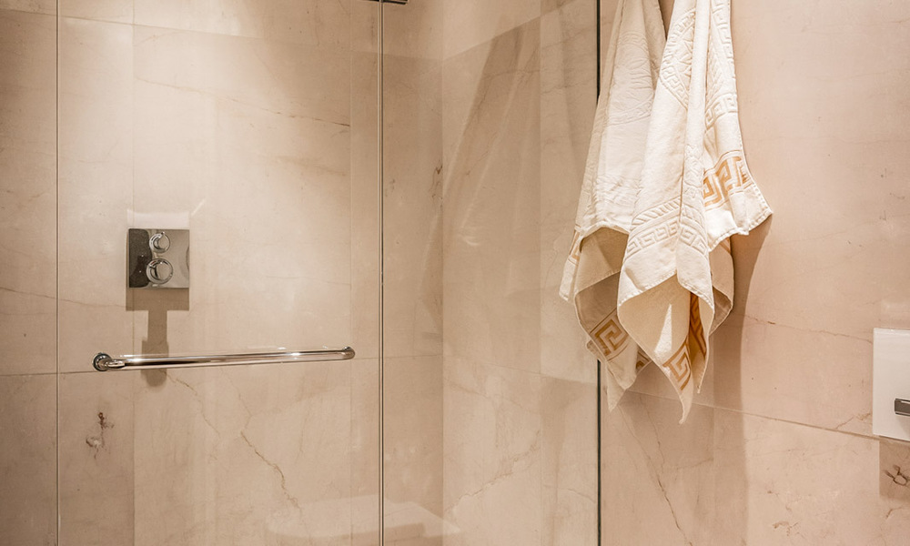 Apartamento moderno con carácter de villa en venta con vistas al mar en un complejo exclusivo en La Quinta, Marbella - Benahavís 794527