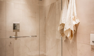 Apartamento moderno con carácter de villa en venta con vistas al mar en un complejo exclusivo en La Quinta, Marbella - Benahavís 794527 