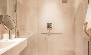 Apartamento moderno con carácter de villa en venta con vistas al mar en un complejo exclusivo en La Quinta, Marbella - Benahavís 794528 