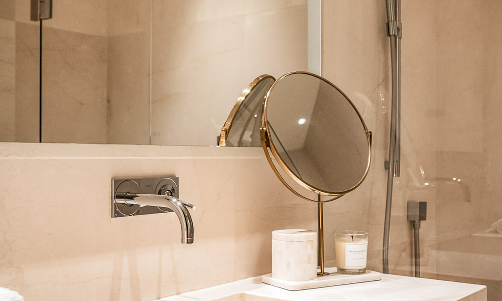 Apartamento moderno con carácter de villa en venta con vistas al mar en un complejo exclusivo en La Quinta, Marbella - Benahavís 794529