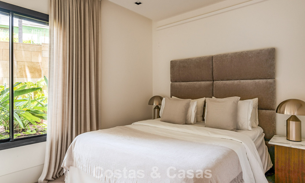 Apartamento moderno con carácter de villa en venta con vistas al mar en un complejo exclusivo en La Quinta, Marbella - Benahavís 794530