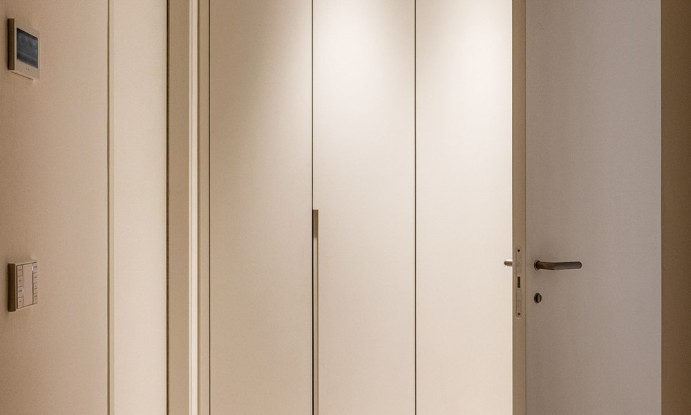 Apartamento moderno con carácter de villa en venta con vistas al mar en un complejo exclusivo en La Quinta, Marbella - Benahavís 794531