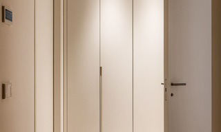 Apartamento moderno con carácter de villa en venta con vistas al mar en un complejo exclusivo en La Quinta, Marbella - Benahavís 794531 