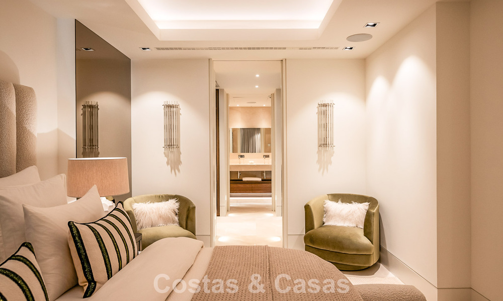 Apartamento moderno con carácter de villa en venta con vistas al mar en un complejo exclusivo en La Quinta, Marbella - Benahavís 794534