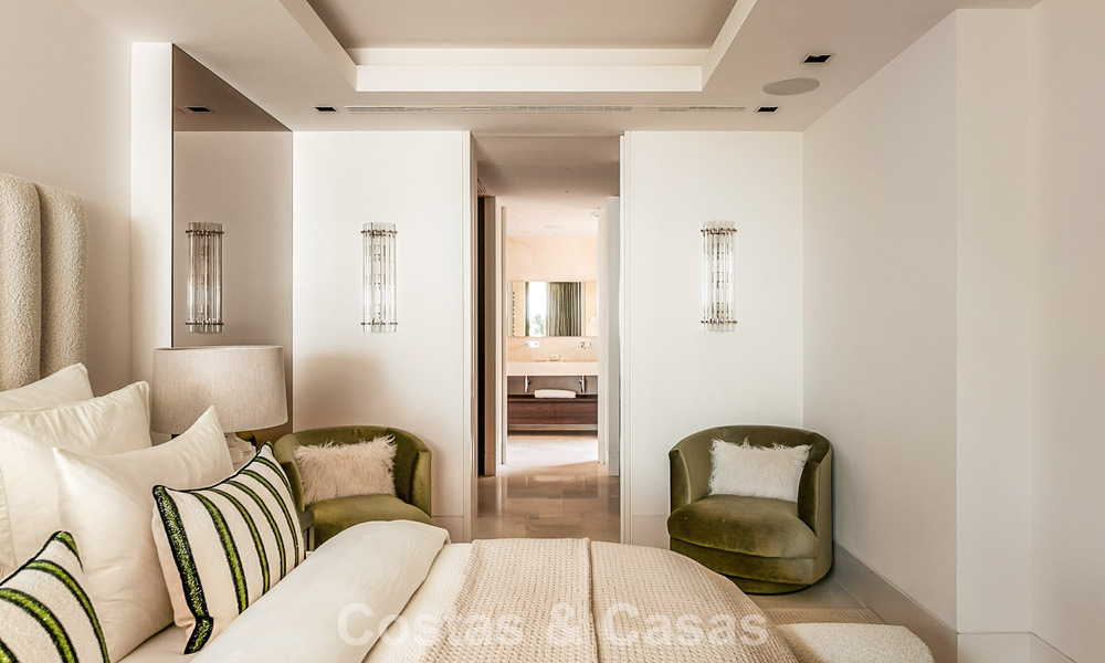 Apartamento moderno con carácter de villa en venta con vistas al mar en un complejo exclusivo en La Quinta, Marbella - Benahavís 794535