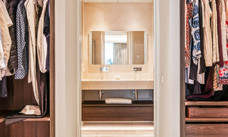 Apartamento moderno con carácter de villa en venta con vistas al mar en un complejo exclusivo en La Quinta, Marbella - Benahavís 794536 