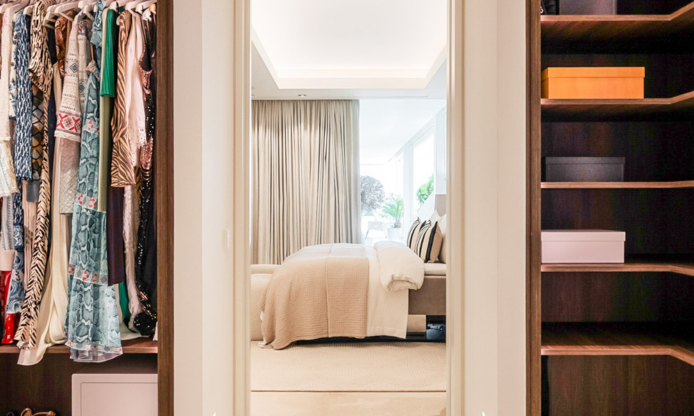 Apartamento moderno con carácter de villa en venta con vistas al mar en un complejo exclusivo en La Quinta, Marbella - Benahavís 794537