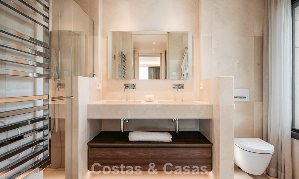 Apartamento moderno con carácter de villa en venta con vistas al mar en un complejo exclusivo en La Quinta, Marbella - Benahavís 794538