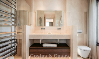 Apartamento moderno con carácter de villa en venta con vistas al mar en un complejo exclusivo en La Quinta, Marbella - Benahavís 794538 