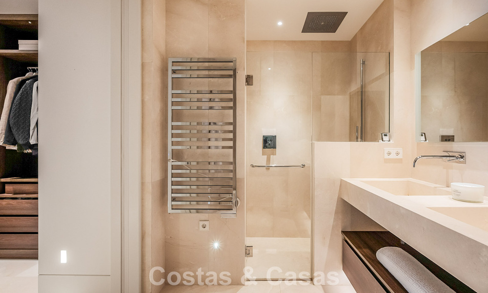 Apartamento moderno con carácter de villa en venta con vistas al mar en un complejo exclusivo en La Quinta, Marbella - Benahavís 794539