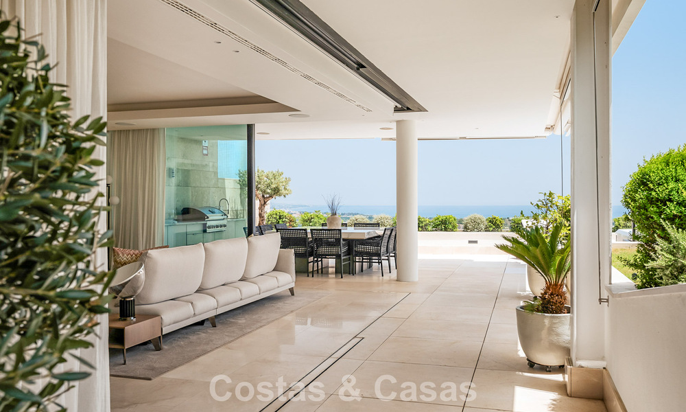 Apartamento moderno con carácter de villa en venta con vistas al mar en un complejo exclusivo en La Quinta, Marbella - Benahavís 794540