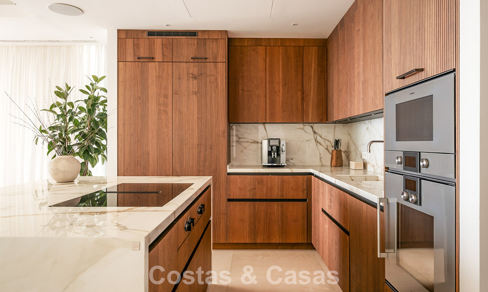 Apartamento moderno con carácter de villa en venta con vistas al mar en un complejo exclusivo en La Quinta, Marbella - Benahavís 794541