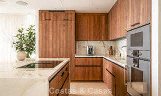 Apartamento moderno con carácter de villa en venta con vistas al mar en un complejo exclusivo en La Quinta, Marbella - Benahavís 794541 