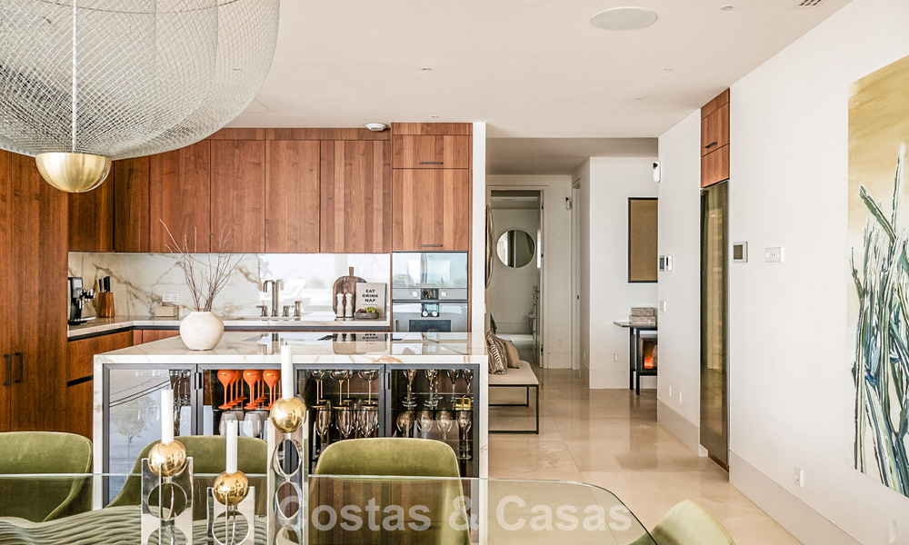 Apartamento moderno con carácter de villa en venta con vistas al mar en un complejo exclusivo en La Quinta, Marbella - Benahavís 794542