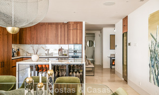 Apartamento moderno con carácter de villa en venta con vistas al mar en un complejo exclusivo en La Quinta, Marbella - Benahavís 794542 
