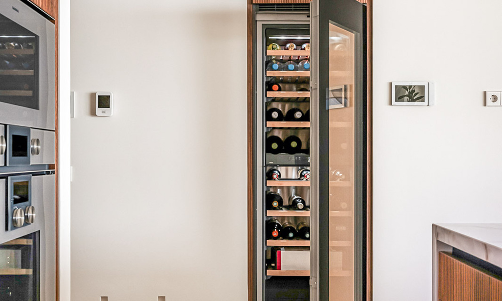 Apartamento moderno con carácter de villa en venta con vistas al mar en un complejo exclusivo en La Quinta, Marbella - Benahavís 794544