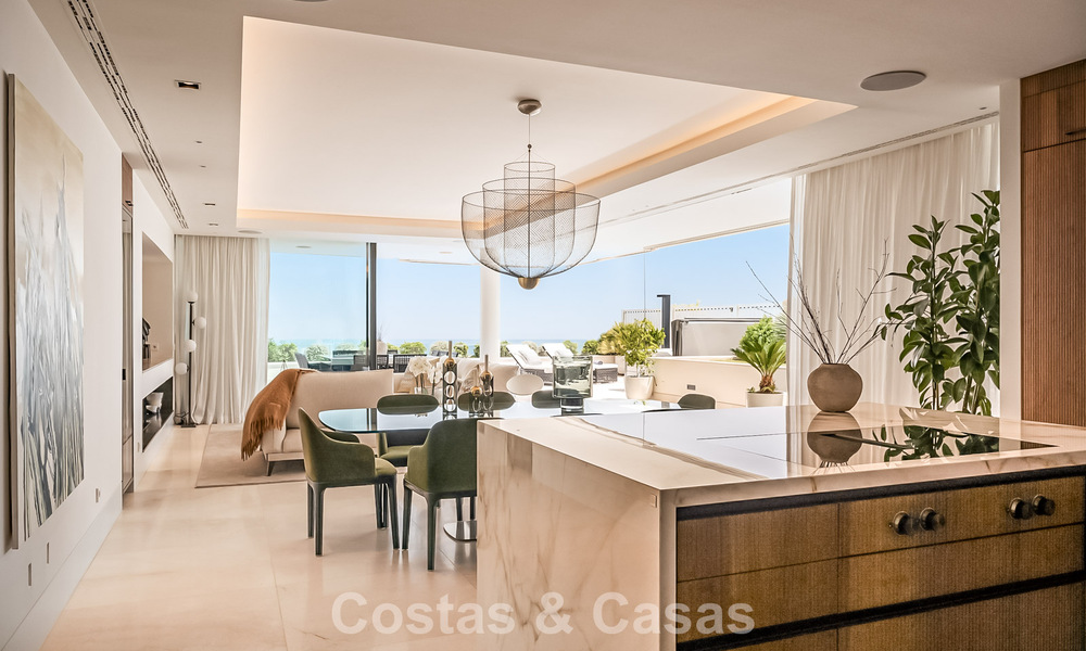 Apartamento moderno con carácter de villa en venta con vistas al mar en un complejo exclusivo en La Quinta, Marbella - Benahavís 794545