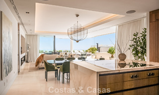 Apartamento moderno con carácter de villa en venta con vistas al mar en un complejo exclusivo en La Quinta, Marbella - Benahavís 794545 