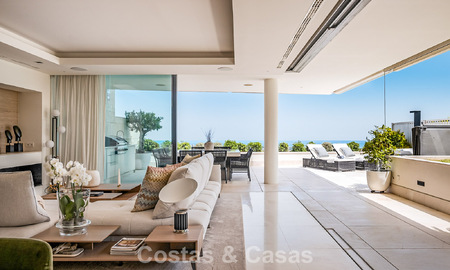 Apartamento moderno con carácter de villa en venta con vistas al mar en un complejo exclusivo en La Quinta, Marbella - Benahavís 794546
