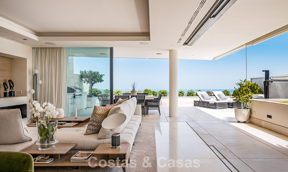 Apartamento moderno con carácter de villa en venta con vistas al mar en un complejo exclusivo en La Quinta, Marbella - Benahavís 794546