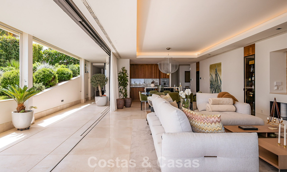 Apartamento moderno con carácter de villa en venta con vistas al mar en un complejo exclusivo en La Quinta, Marbella - Benahavís 794547