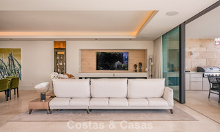 Apartamento moderno con carácter de villa en venta con vistas al mar en un complejo exclusivo en La Quinta, Marbella - Benahavís 794548 