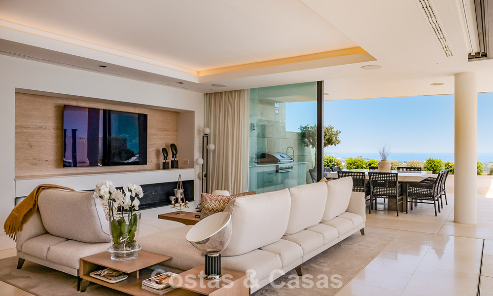 Apartamento moderno con carácter de villa en venta con vistas al mar en un complejo exclusivo en La Quinta, Marbella - Benahavís 794549