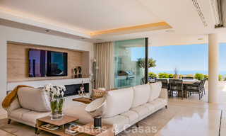 Apartamento moderno con carácter de villa en venta con vistas al mar en un complejo exclusivo en La Quinta, Marbella - Benahavís 794549 