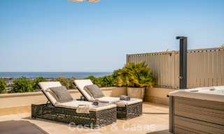 Apartamento moderno con carácter de villa en venta con vistas al mar en un complejo exclusivo en La Quinta, Marbella - Benahavís 794550 