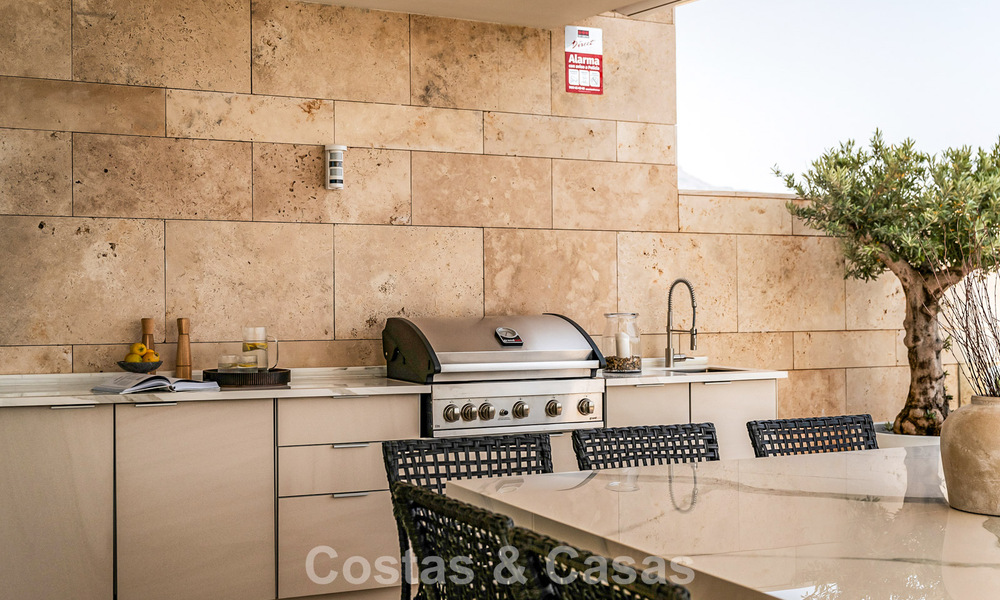 Apartamento moderno con carácter de villa en venta con vistas al mar en un complejo exclusivo en La Quinta, Marbella - Benahavís 794552