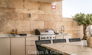 Apartamento moderno con carácter de villa en venta con vistas al mar en un complejo exclusivo en La Quinta, Marbella - Benahavís 794552 