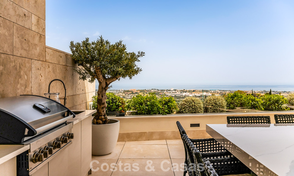 Apartamento moderno con carácter de villa en venta con vistas al mar en un complejo exclusivo en La Quinta, Marbella - Benahavís 794553