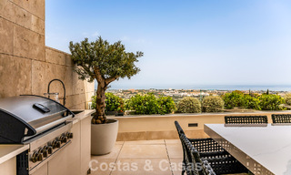 Apartamento moderno con carácter de villa en venta con vistas al mar en un complejo exclusivo en La Quinta, Marbella - Benahavís 794553 