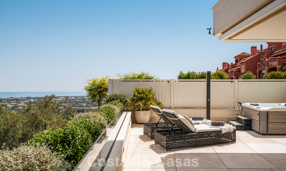 Apartamento moderno con carácter de villa en venta con vistas al mar en un complejo exclusivo en La Quinta, Marbella - Benahavís 794554