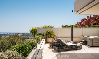 Apartamento moderno con carácter de villa en venta con vistas al mar en un complejo exclusivo en La Quinta, Marbella - Benahavís 794554 