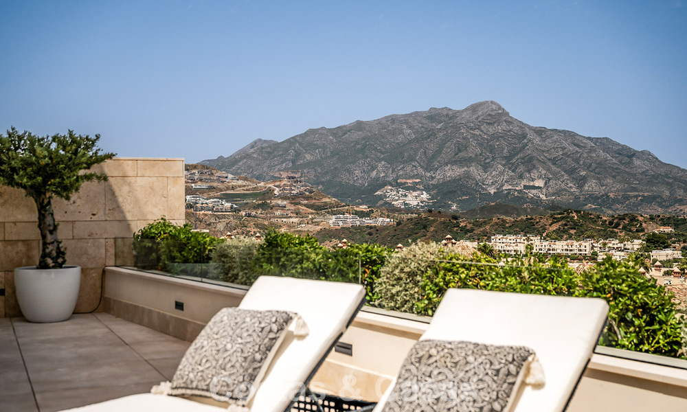 Apartamento moderno con carácter de villa en venta con vistas al mar en un complejo exclusivo en La Quinta, Marbella - Benahavís 794555