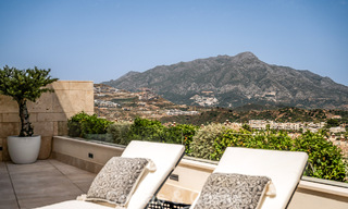 Apartamento moderno con carácter de villa en venta con vistas al mar en un complejo exclusivo en La Quinta, Marbella - Benahavís 794555 