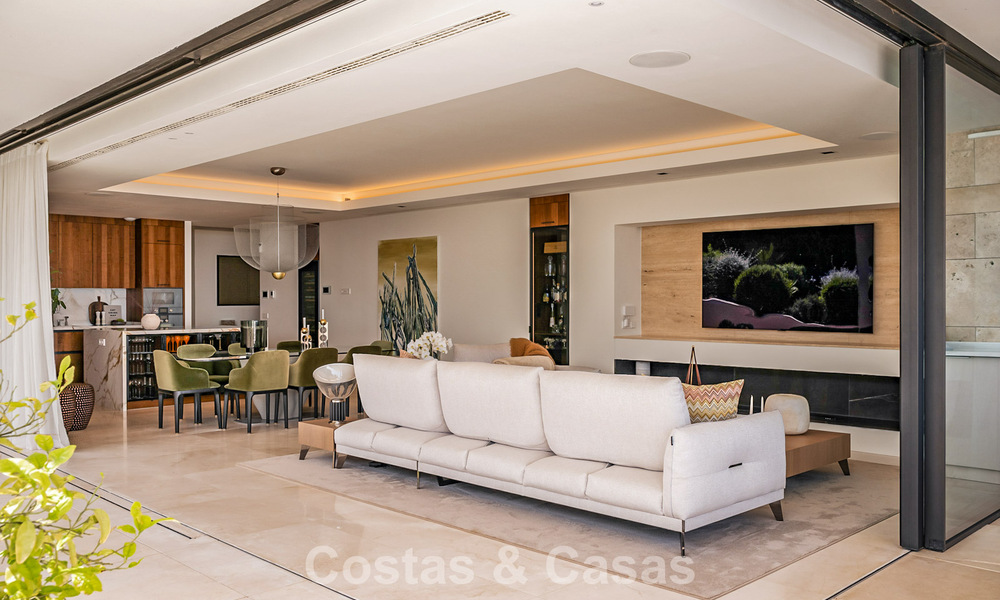 Apartamento moderno con carácter de villa en venta con vistas al mar en un complejo exclusivo en La Quinta, Marbella - Benahavís 794556