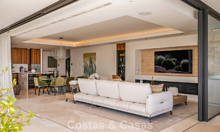 Apartamento moderno con carácter de villa en venta con vistas al mar en un complejo exclusivo en La Quinta, Marbella - Benahavís 794556 