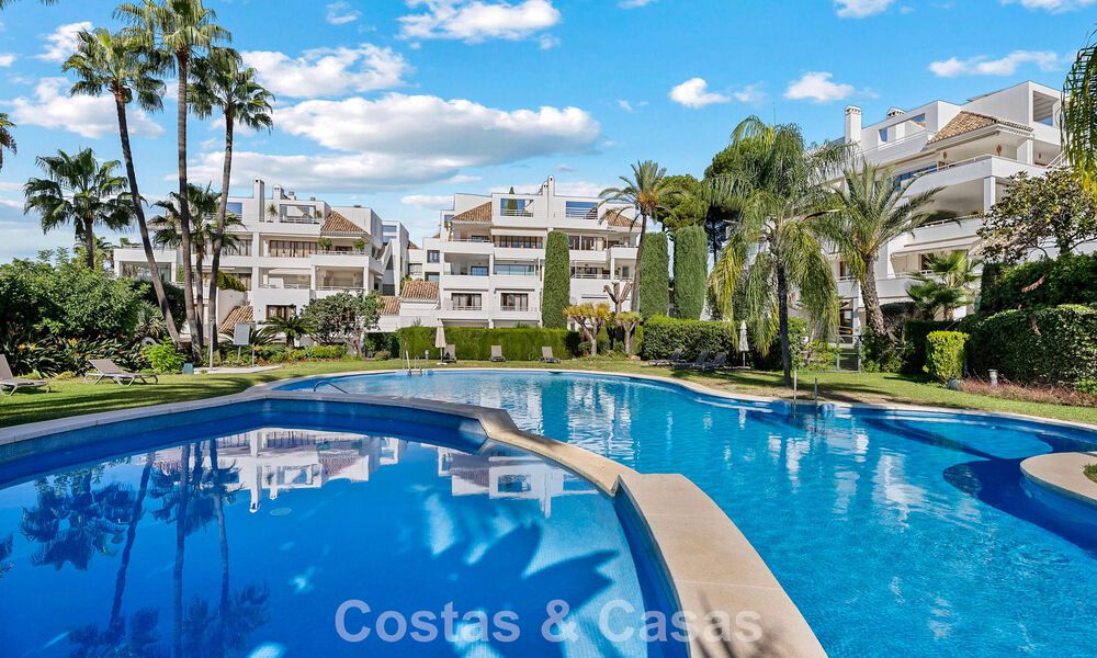 Exclusivo dúplex de lujo listo para entrar a vivir, rodeado de campos de golf en Nueva Andalucía, Marbella 794569