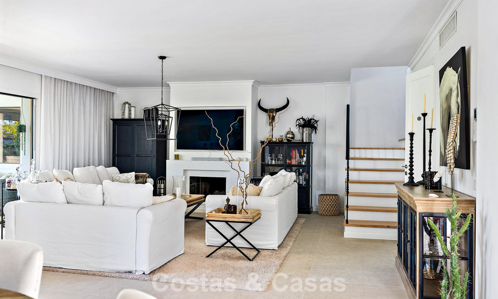 Exclusivo dúplex de lujo listo para entrar a vivir, rodeado de campos de golf en Nueva Andalucía, Marbella 794574