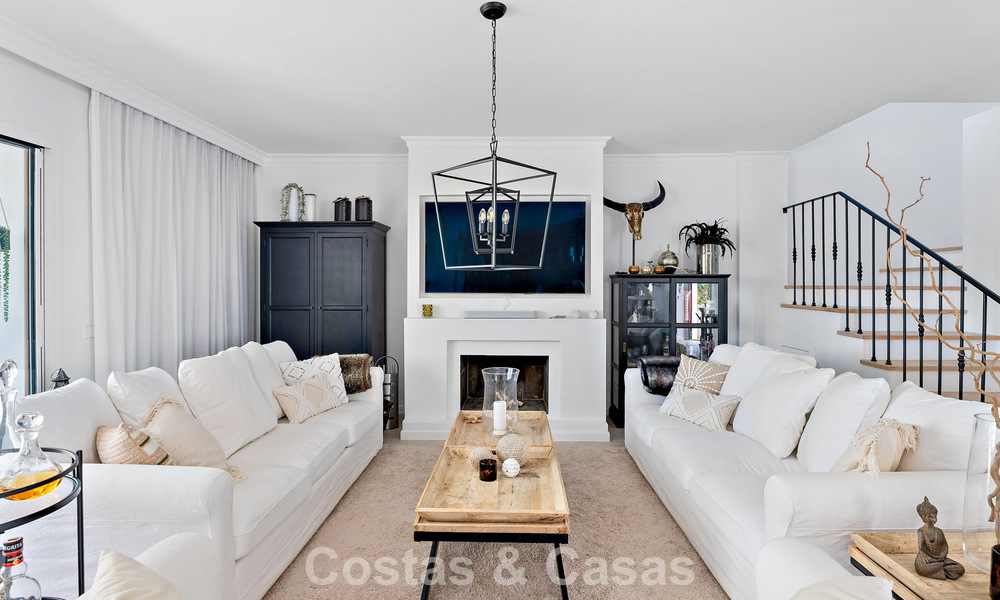 Exclusivo dúplex de lujo listo para entrar a vivir, rodeado de campos de golf en Nueva Andalucía, Marbella 794581