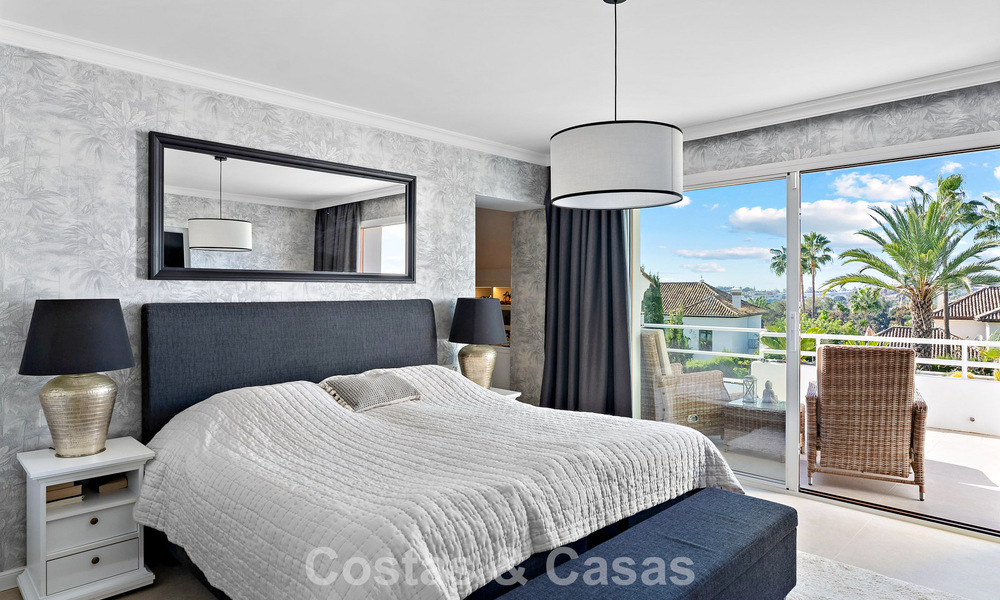 Exclusivo dúplex de lujo listo para entrar a vivir, rodeado de campos de golf en Nueva Andalucía, Marbella 794582